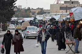 Cảnh yên bình của người dân Syria trên một tuyến phố ở Aleppo. (Nguồn: EPA/TTXVN)
