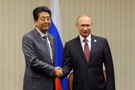 Thủ tướng Nhật Bản Shinzo Abe và Tổng thống Nga Vladimir Putin tại cuộc gặp bên lề Hội nghị thượng đỉnh APEC ở Peru. (Nguồn: Sputnik)