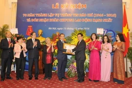 Phó Thủ tướng, Bộ trưởng Bộ Ngoại giao Phạm Bình Minh trao tặng Huân chương Lao động hạng Nhất cho Vụ Thông tin Báo chí, Bộ Ngoại giao. (Ảnh: Nguyễn Khang/TTXVN)