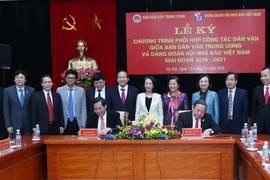Lễ ký chương trình phối hợp công tác dân vận giữa Ban Dân vận Trung ương và Đảng đoàn Hội Nhà báo giai đoạn 2016-2021. (Ảnh: Phương Hoa/TTXVN)