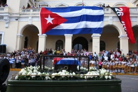Người dân vĩnh biệt cố Lãnh tụ Fidel Castro khi đoàn xe tang mang tro cốt của ông tới Matanzas Malecon, Cuba. (Nguồn: EPA/TTXVN)
