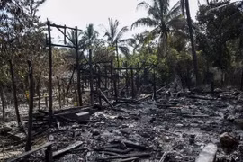 Những ngôi nhà bị phá hủy sau vụ tấn công tại Maungdaw. (Nguồn: AFP/TTXVN)