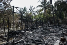 Những ngôi nhà bị phá hủy sau vụ tấn công tại Maungdaw. (Nguồn: AFP/TTXVN)