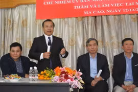 Chủ nhiệm Vũ Hồng Nam cặn dặn bà con người Việt tại Macau. (Ảnh: Xuân Tuấn/Vietnam+)
