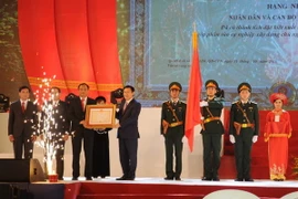 Phó Thủ tướng Vương Đình Huệ trao tặng Huân chương Độc lập hạng Nhất tặng Đảng bộ và nhân dân Bắc Kạn. (Ảnh: Vũ Hoàng Giang/TTXVN)