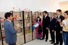 Các đại biểu tham quan Văn phòng đại diện của Hiệp hội Lương thực Lúa gạo Hàn Quốc. (Ảnh: Thanh Liêm/TTXVN)