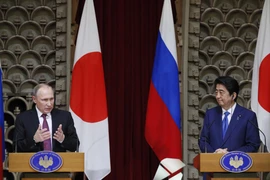 Tổng thống Nga Vladimir Putin (trái) và Thủ tướng Nhật Bản Shinzo Abe (phải) trong cuộc họp báo ở Tokyo. (Nguồn: AP/TTXVN)