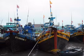 Ngư dân neo đậu chằng chéo tàu thuyền tại cảng cá Phan Thiết, tỉnh Bình Thuận. (Ảnh: An Hiếu/TTXVN)