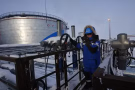 Khu vực khai thác ở mỏ dầu Novoprtovskoye thuộc tập đoàn khai thác dầu khí Gazprom của Nga ở khu tự trị Yamalo-Nenets. (Nguồn: AFP/TTXVN)