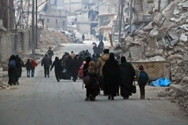 Người dân Syria rời khỏi khu vực Sukkari để đến khu vực an toàn hơn do quân nổi dậy chiếm giữ ở Đông Nam thành phố Aleppo. (Nguồn: AFP/TTXVN)