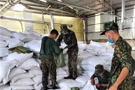 Lực lượng quân đội chuẩn bị lương thực để phát cho người dân trong khu vực bị phong tỏa. (Ảnh: TTXVN phát)