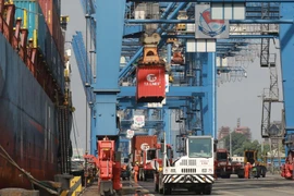 Các gói chính sách nhằm hỗ trợ doanh nghiệp, người dân vượt qua khó khăn, tiếp tục hoạt động, tạo động lực khôi phục lại nền kinh tế sau dịch bệnh và góp phần thực hiện an sinh xã hội. (Ảnh minh họa. Nguồn: TTXVN)