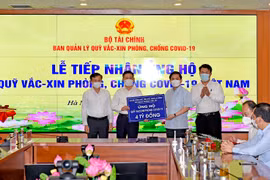 Lễ tiếp nhận ủng hộ Quỹ từ các doanh nghiệp, tổ chức, cá nhân, ngày 16/7 tại Bộ Tài chính. (Ảnh: Vietnam+)
