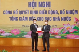 Thứ trưởng Võ Thành Hưng trao Quyết định điều động, bổ nhiệm Tổng Giám đốc Kho bạc Nhà nước đối với ông Trần Quân, ngày 10/8. (Ảnh: BTC)