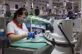 Các doanh nghiệp xuất khẩu duy trì sản xuất trong thời gian giãn cách xã hội. (Nguồn: TTXVN)