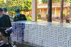 Các chiến sỹ thuộc Đồn Biên phòng cửa khẩu quốc tế Xa Mát kiểm đếm số thuốc lá điếu ngoại nhập lậu vừa thu giữ. (Ảnh: Thanh Tân/TTXVN)