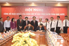 Nguyên Tổng Kiểm toán Nhà nước Hồ Đức Phớc và tân Tổng Kiểm toán Nhà nước Trần Sỹ Thanh ký bàn giao nhiệm vụ công tác nhiệm kỳ mới. (Ảnh: Vietnam+)