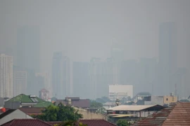 Khói mù ô nhiễm bao phủ bầu trời tại Jakarta, Indonesia. (Ảnh: AFP/TTXVN)