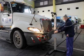 Kiểm định xe tại Trung tâm Đăng kiểm 15-02S. (Ảnh: Hoàng Ngọc/TTXVN)