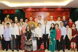 Lãnh đạo Thành phố Hồ Chí Minh chụp hình kỷ niệm cùng các đại biểu dân tộc thiểu số tiêu biểu. (Ảnh: Đinh Hằng/TTXVN)