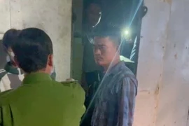 Công an đến giải thoát cho 2 cán bộ bị giam bên trong công trình không phép. (Ảnh: TTXVN phát)