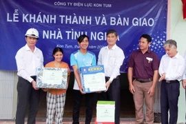 Công ty Điện lực Kon Tum trao nhà tình nghĩa cho gia đình ông A Mẫn. (Ảnh: TTXVN phát)