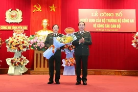 Thượng tướng Trần Quốc Tỏ, Thứ trưởng Bộ Công an, tặng hoa chúc mừng Đại tá Đặng Hồng Đức được điều động, bổ nhiệm giữ chức Chánh Văn phòng Bộ Công an kể từ ngày 1/2. (Ảnh: Tuấn Anh/TTXVN)