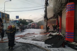 Lực lượng Phòng cháy Chữa cháy và Cứu nạn Cứu hộ nỗ lực dập tắt ngọn lửa. (Ảnh: TTXVN phát)