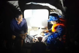 Lực lượng chức năng lập biên bản tàu chở trái phép 20 tấn phế liệu trên vùng biển Tây Nam. (Ảnh: TTXVN phát)