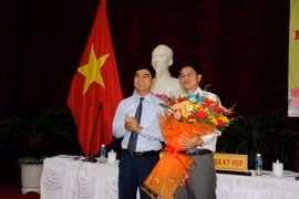 Tặng hoa chúc mừng ông Nguyễn Hồng Hải (bên phải) được bầu giữ chức Phó Chủ tịch UBND tỉnh Bình Thuận. (Ảnh: Nguyễn Thanh/TTXVN)