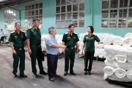Thiếu tướng Đặng Văn Hùng (thứ 2 từ phải sang), Phó Tư lệnh, Tham mưu trưởng Quân khu 7 kiểm tra mặt bằng phần đất Công ty Dệt May 7 giao cho UBND quận Tân Bình thực hiện dự án xây dựng hạ tầng giao thông khu vực sân bay Tân Sơn Nhất. (Ảnh: TTXVN phát)