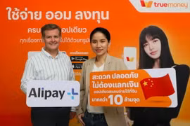 Ông Douglas Feagin, Phó Chủ tịch cấp cao của Ant Group và bà Monsinee Nakapanant, đồng chủ tịch của Ascend Money Co. (Nguồn: Bangkokpost)