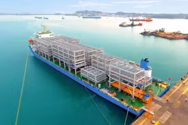 Lô hàng 1.200 tấn Module được Doosan Vina xuất khẩu sang Singapore. (Ảnh: TTXVN phát)