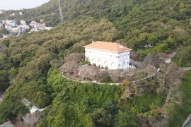 Bạch Dinh (tiếng Pháp: Villa Blanche) là một dinh thự có kiến trúc châu Âu cuối thế kỷ 19, nằm bên sườn núi Lớn của thành phố Vũng Tàu đã được công nhận là Di tích lịch sử văn hóa Quốc gia. (Ảnh: TTXVN phát)