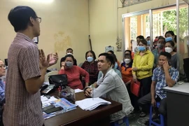 Trung tâm pháp luật Công đoàn Đồng Nai giải thích sự việc với người lao động. (Ảnh: Công Phong/TTXVN)