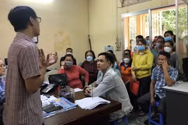 Trung tâm pháp luật Công đoàn Đồng Nai giải thích sự việc với người lao động. (Ảnh: Công Phong/TTXVN)