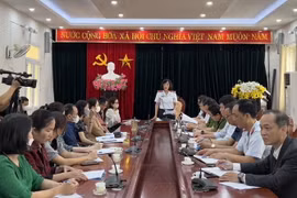 Công bố quyết định thanh tra đơn vị, doanh nghiệp chậm đóng bảo hiểm xã hội. (Ảnh: Mạnh Khánh/TTXVN)