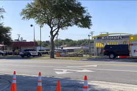 Xe cảnh sát đậu trước một nhà hàng McDonald's khi cảnh sát điều tra vụ nổ súng làm nhiều người thiệt mạng Thứ Năm, ngày 4/5, tại thị trân Moultrie, bang Georgia của Mỹ. (Nguồn: AP)