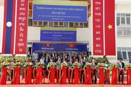 Cắt băng khánh thành Bệnh viện Hữu nghị Lào-Việt Nam tỉnh Xiengkhouang. (Ảnh: Phạm Kiên/TTXVN)