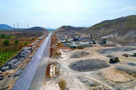 Một phần tuyến cao tốc đoạn Vĩnh Hảo-Phan Thiết được triển khai thi công. (Ảnh: TTXVN phát)