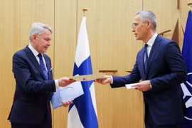 Tổng thư ký NATO Jens Stoltenberg (phải) trao văn kiện gia nhập NATO cho Ngoại trưởng Phần Lan Pekka Haavisto (trái) tại buổi lễ ở Brussels, Bỉ ngày 4/4. (Ảnh: AFP/TTXVN)