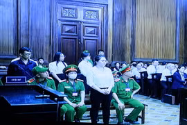 Bị cáo Nguyễn Phương Hằng và đồng phạm tại tòa. 