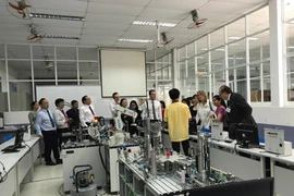 Đại diện các trường, trung tâm dạy nghề của Anh thăm quan tại trường Cao đẳng Kinh tế-Kỹ thuật Thành phố Hồ Chí Minh. (Ảnh: Đại sứ quán Anh)