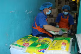 Đóng gói sản phẩm gạo từ hút khi chân không của doanh nghiệp Phước Thành 2, phường Tân Khánh, thành phố Tân An, tỉnh Long An. (Ảnh: Thanh Binh/TTXVN)