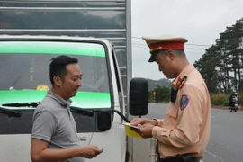 Lực lượng chức năng tỉnh Đắk Lắk kiểm tra hành chính người và phương tiện tham gia giao thông. (Ảnh: Tuấn Anh/TTXVN)