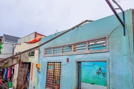 Mưa giông làm tốc mái nhà của người dân ở quận Thốt Nốt, thành phố Cần Thơ. (Ảnh: TTXVN phát)
