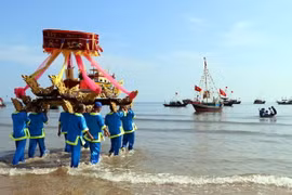  Rước linh vị ngư ông ra biển tại lễ hội cầu ngư Nhượng Bạn. (Ảnh: Công Tường/TTXVN)