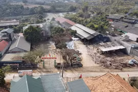 Điểm trường mầm non và nhà văn hóa bị ảnh hưởng bởi khói bụi và tiếng ồn từ một cơ sở sản xuất mật mía nằm liền kề. (Ảnh: Hữu Quyết/TTXVN)
