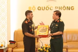 Thượng tướng Hoàng Xuân Chiến trao quà lưu niệm tặng Đại tá Dheeraj Kotwal. (Ảnh: Hồng Pha/TTXVN phát)