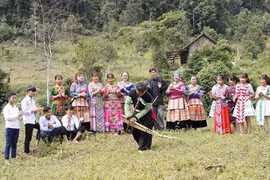 Tiết mục múa khèn của người Mông thôn Bản Tát, xã Nà Hẩu, huyện Văn Yên, tỉnh Yên Bái. (Ảnh: Việt Dũng/TTXVN)